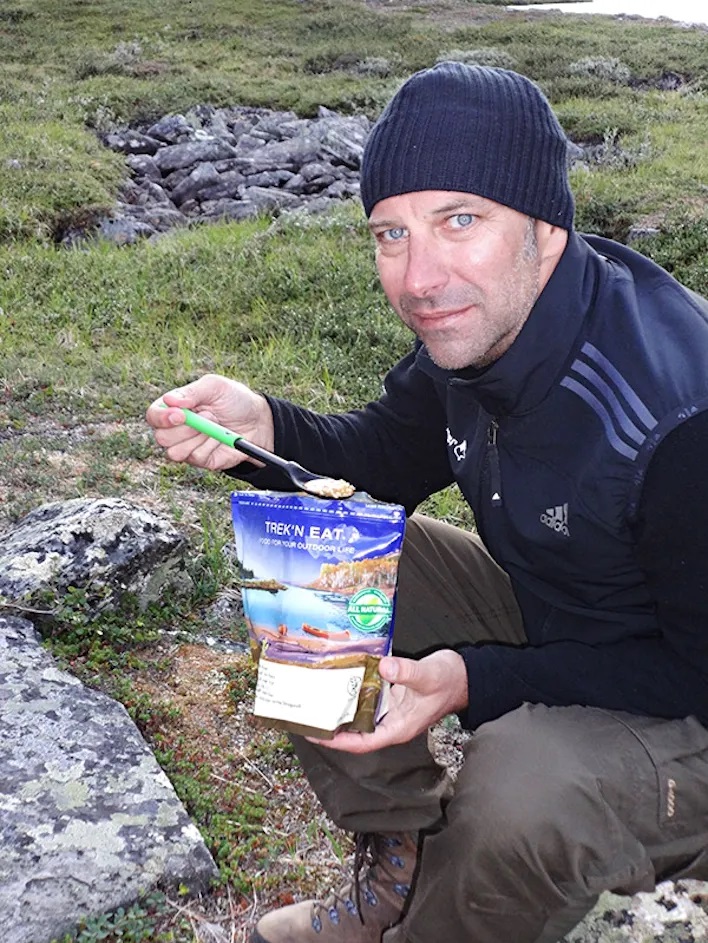 Bild Mann isst Trekkingnahrung